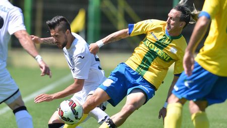 Roberto Ayza a ratat un transfer dintr-un motiv incredibil. „Antrenorul a venit cu șampanie și două femei pe bancă. A ajuns la spital în comă alcoolică!”