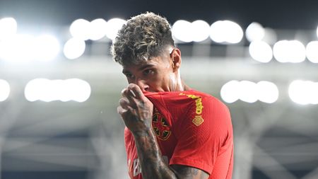 Moment incredibil cu Florinel Coman în timpul derby-ului FCSB - Dinamo! Ce a putut să facă după ce un fan al "câinilor" a aruncat în el cu un smartphone: imaginile vor face înconjurul lumii! | FOTO