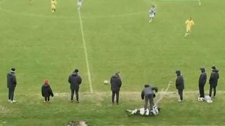 VIDEO S-a răzbunat pentru că-l ține rezervă!** Și-a atacat managerul prin... alunecare!