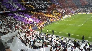 FOTO Români, martori la "El Clasico"!** "Femeile trecute de 60 de ani strigă cot la cot cu nepoții lor!"