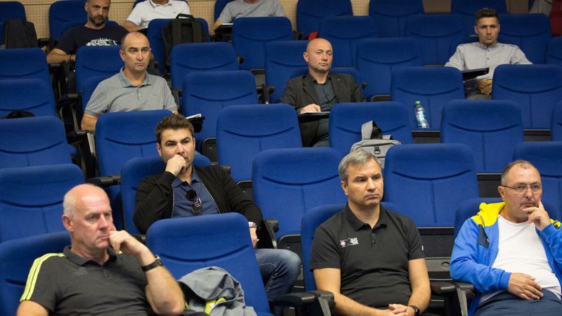 „De-asta România o să rămână fără antrenori la licența PRO!”. Un nume mare dă cărțile pe față despre culisele gri ale meseriei. EXCLUSIV 
