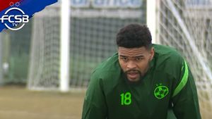 Malcom Edjouma a ajuns la FCSB și deja atinge un subiect sensibil: „E un club mare pentru că a câștigat Cupa Campionilor Europeni!”. Ce spune despre relația specială cu Mihai Roman și mesajul pentru suporteri | VIDEO