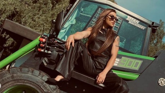 Vice-campioana olimpică, ședință foto pe tractor. Sportiva din Onești are un număr impresionant de urmăritori
