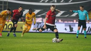 Alex Maxim, gol superb pentru Gaziantep în prima etapă din Turcia! Românul a deschis scorul în deplasarea de la Sivasspor din lovitură liberă | VIDEO