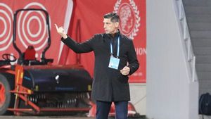 Florin Pîrvu se înclină în fața jucătorilor săi după FC Voluntari - Hermannstadt 1-0. „Au dat dovadă de sacrificiu, așa îi vreau mereu”