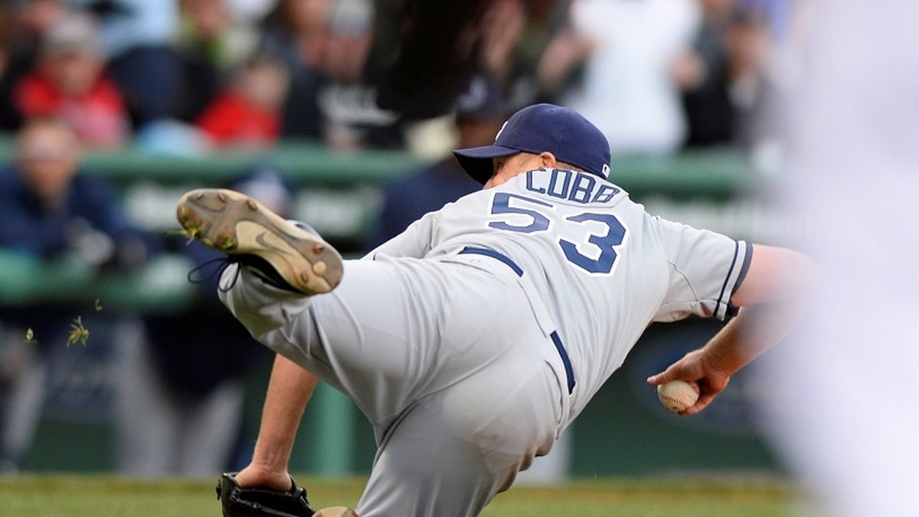 VIDEO Lovit în cap cu 150 km/h! Un jucător de baseball a fost făcut KO după ce a fost lovit cu o minge!

