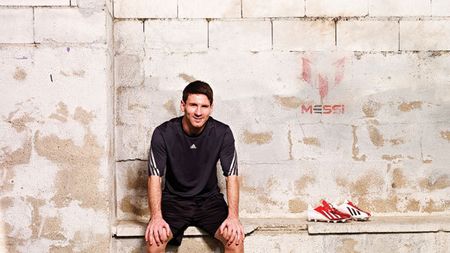 Messi își schimbă ghetele