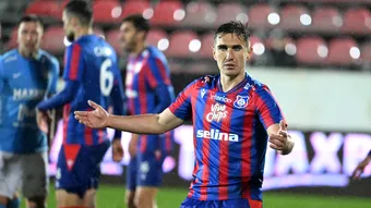 Bogdan Vătăjelu pune FC Bihor în așteptare. Fundașul rămâne la Oradea doar dacă ”nu apare nimic bun”