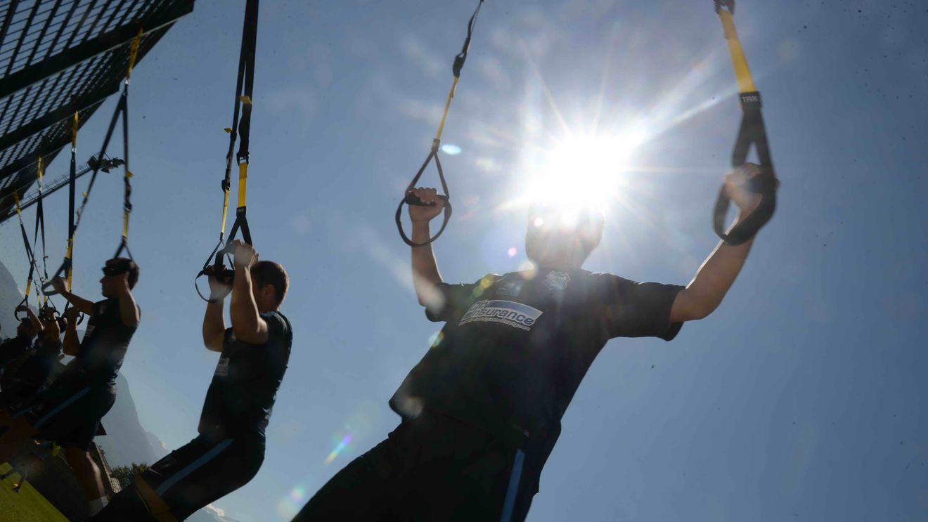 Steaua binecuvântată. Un preot român a venit la antrenament să-i încurajeze pe steliști: "Le voi transmite enoriașilor să vină la amicalul de luni"