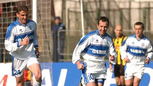 "Eu am fumat şi la pauză. M-am ascuns la toaletă". A jucat la Steaua, Dinamo şi Rapid şi a recunoscut că n-a putut să scape de viciu cât a fost fotbalist