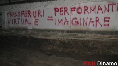 FOTO Fanii "câinilor" s-au răsculat din nou după ratarea lui Paul Pârvulescu: "Adio titlu!"** Badea și Săvulescu trebuie să își cumpere din nou "lavabilă"