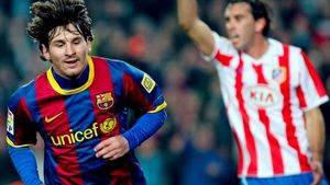 BarÃ§a, la 13 puncte de Real!** BarÃ§a-Atletico 4-1! Gol superb Falcao, Adriano fabulos! Messi a ajuns la cota 90: și-a respectat statutul de killer al madrilenilor