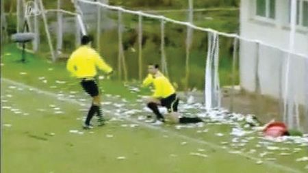 Scene de coșmar la Atena!** Unul dintre asistenți a fost lovit în umăr de un scaun "lansat" din tribune