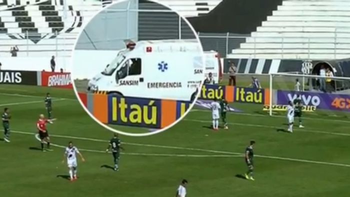 Cea mai proastă centrare a anului a produs una dintre cele mai amuzante faze din istoria recentă a fotbalului. VIDEO | Unde a ajuns mingea