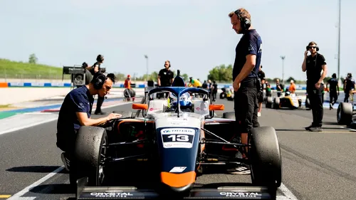 El e românul care a impresionat în prima competiție de marcă din Formula 4! „Lecțiile lui Kimi Antonelli mi-au fost de mare folos”. SPECIAL