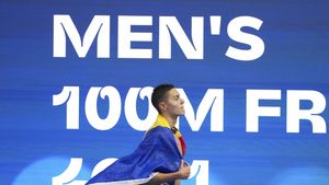 David Popovici a dezvăluit marele secret pentru medaliile de aur de la Mondialele din Singapore chiar pe marginea bazinului: „Asta am făcut”