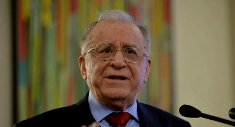 Ion Iliescu are cancer pulmonar. A fost operat pentru degajarea căilor respiratorii