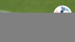 Luis Enrique se opune împrumutului lui Arda Turan la altă echipă: "Va rămâne cu noi". Mijlocașul turc are drept de joc pentru Barcelona abia în ianuarie 2016