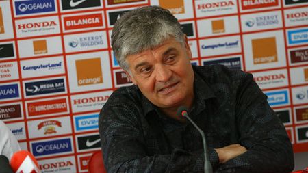 Dinamo vrea un fundaș central și un mijlocaș defensiv!** "Dacă se vor rezolva, putem să terminăm în primele 3"