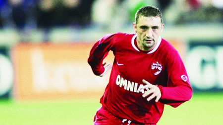 Dennis roș-alb-albastru!