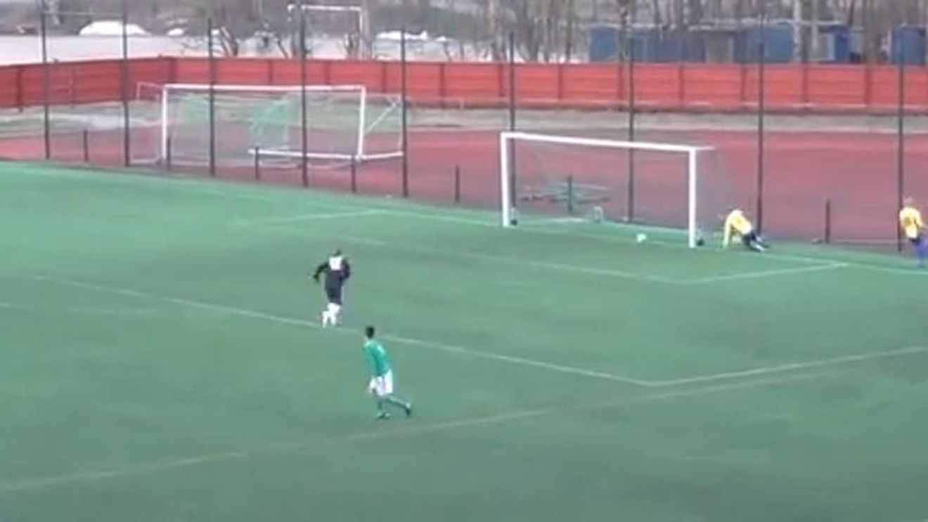 VIDEO - Dacă vă întrebați care este ratarea secolului, iat-o! Doi jucători în fața porții goale au reușit o "performanță" unică