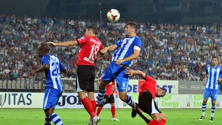 Nu a fost mereu liniște în vestiarul Craiovei. Curelea a povestit cum a pus la punct un străin care "nu ținea cont de unele lucruri": "M-am enervat, n-am mai rezistat și l-am lovit"