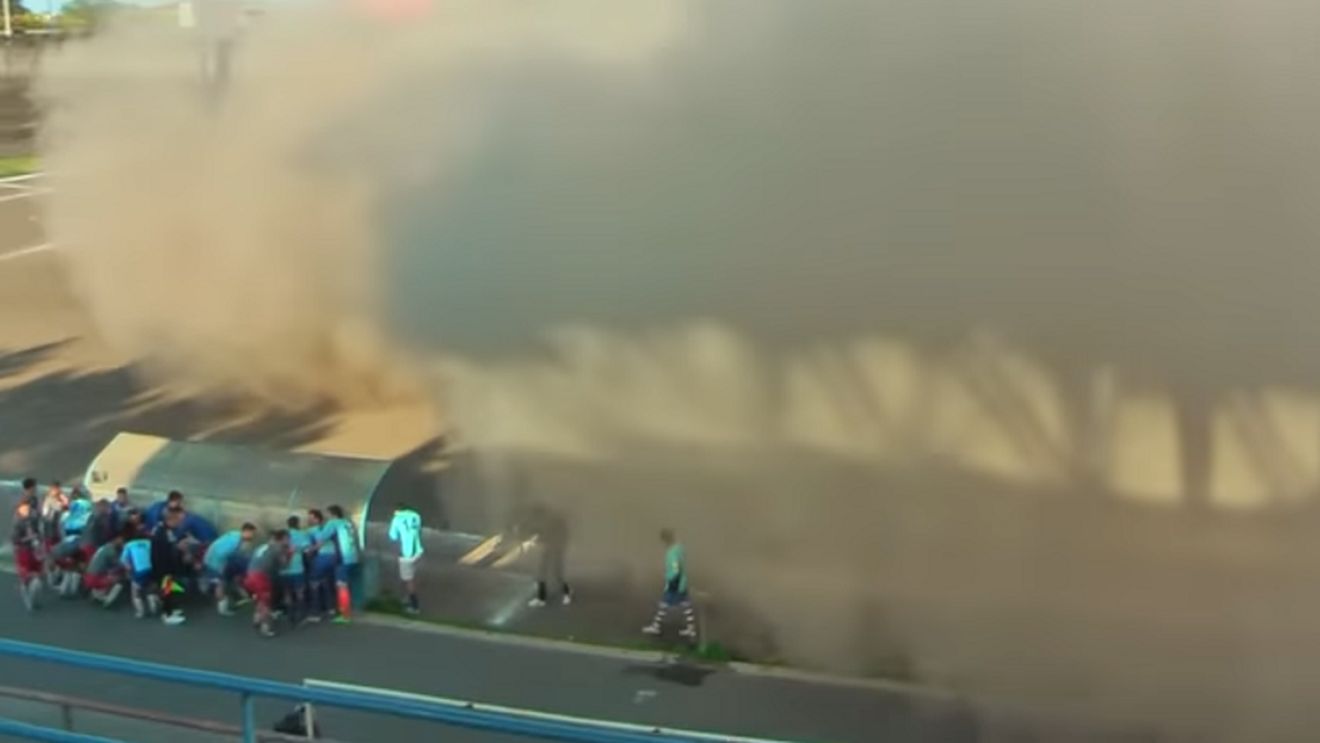 Momente incredibile la un meci din Italia! VIDEO | Un elicopter a aterizat pe teren, iar mascații au "răpit" un jucător de 55 de ani