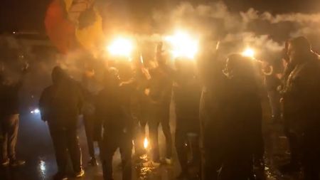 Ultrașii FCSB-ului au oprit cu torțe autocarul roș-albaștrilor înaintea meciului cu Craiova. Au cântat împotriva rivalilor din Bănie | VIDEO