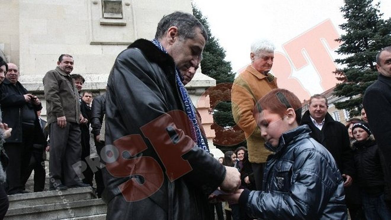 Becali, adulat la biserică,** înjurat la oficială!