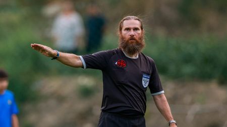Transformarea șocantă a lui Alexandru Tudor. Cum arată acum, la 52 de ani: și-a cusut o cruce peste sponsorul tehnic de la echipament și a arbitrat din nou