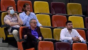 Gigi Becali, Meme Stoica și Alexandru Tudor, rugăciune în genunchi vreme de 7 ore la biserica de la baza din Berceni! Miliardarul și angajații săi de la FCSB au participat la slujba ținută de un sobor impresionant de preoți pentru Sf. Mina! | EXCLUSIV