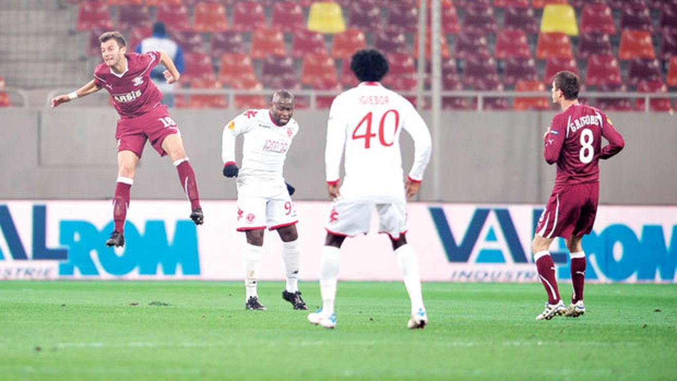 Defensivă de porțelan!** Apărarea Rapidului dă rateuri și totul pare să fie din cauza sistemului rotației impus de Lucescu jr