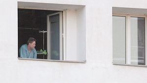 Ochii de la etajul 6!** Cornel Dinu i-a urmărit pe "câini" din balconul de la Urgență, iar azi va vedea meciul tot acolo