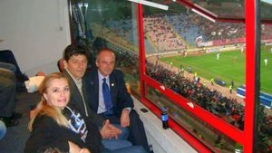 S-a eschivat mai ceva ca Bute! Talpan a găsit explicația pentru poza în care e "trup și suflet" pentru Steaua lui Becali: "Am fost la acel meci, da. Și am ținut..."