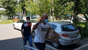 Gest superb de la copii pentru copii. Academia de fotbal deținută de Nana Falemi, donație de 1500 de măști pentru spitalul "Grigore Alexandrescu" | GALERIE FOTO