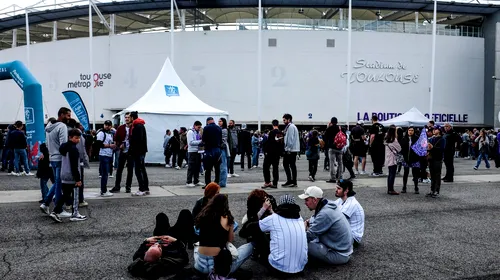 Startul meciului Toulouse – Nantes a fost amânat din cauza unui pachet suspect prezent în tribune! Anterior, jucători de la cele două echipe au refuzat să joace în tricourile cu însemne LGBT