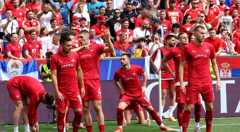 „Sunteți o rușine!”. Au reacționat imediat când au văzut cu ce au aruncat fanii sârbi în teren la EURO: până și crainicul stadionului a intervenit