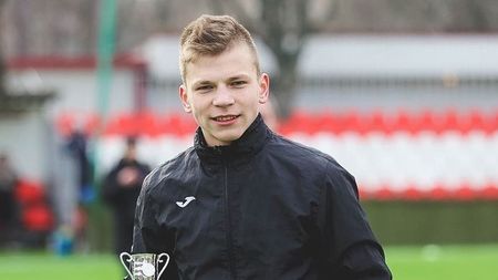 Incident șocant în Rusia! Un fotbalist a fost fulgerat pe teren deși cerul era senin: „Seamănă cu o armă nucleară” | VIDEO