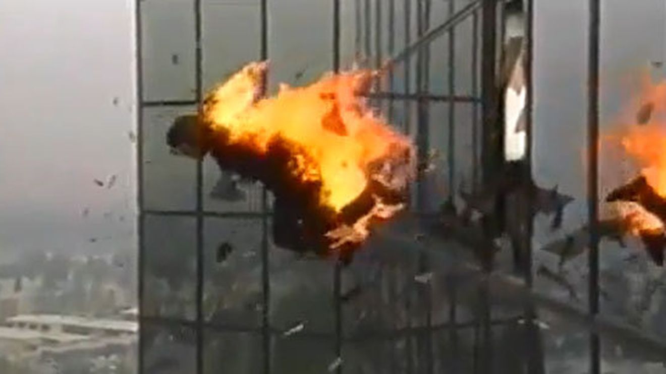 Trucaj? Cel mai nebun sport extrem!** Un individ în flăcări se aruncă dintr-un "zgârie-nori"