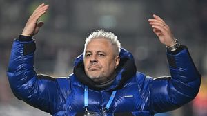 Marius Șumudică a purtat o geacă la Rapid - Farul, 5-0, care costă cât două salarii medii din România