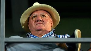 Mitică Dragomir a dat gratis trei apartamente care costau fiecare câte 300.000 de euro! Cine sunt cei trei oameni norocoși: „Fiul meu le va da câte o vilă!”