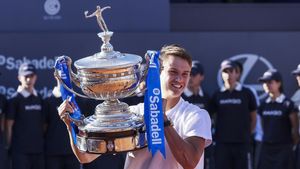Cum l-a învins Holger Rune pe Carlos Alcaraz în finala de la Barcelona, cu „ajutorul” lui Novak Djokovic
