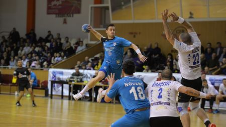 Campionat nebun în handbalul masculin. După HC Odorhei a fost eliminată și HCM Constanța în play-off. Semifinală inedită: CSM București - Potaissa Turda. Minaur a trecut cu 2-1 la "general" de Știința