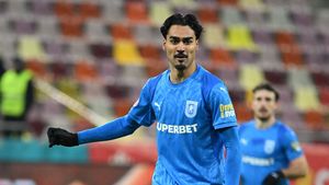 Imagini halucinante! Ştefan Baiaram a scuipat un fan al lui Dinamo după derby