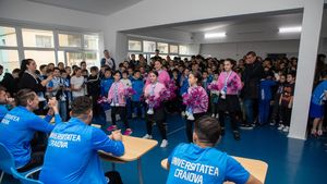 Jucătorii Universităţii Craiova şi-au „făcut încălzirea" pentru derby-ul cu Rapid, la care pot asista doar copiii. Sorin Cârţu: „Nu facem faţă cererilor pentru deplasare din partea copiilor"