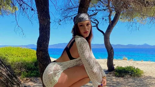 Fiica cea mare a lui Gabi Balint a făcut senzație la plajă. Denisa a întors toate privirile într-un costum de baie mulat și decupat: „Eşti super” | GALERIE FOTO