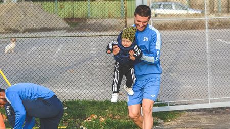 Interviu spectaculos cu Andrei Cristea | "Când intru la ei pe poartă, mă salută cu «Nașule!» Cu cine a venit la antrenament, sfat pentru Târnovanu și discuția purtată cu FCSB