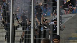 Galeriile celor două echipe s-au dat în stambă la Petrolul - FCU Craiova! Vaselină pe scaune, torțe aruncate, injurii și mesaje ironice în Cupa României