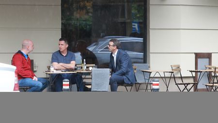 Eugen Neagoe, surprins la negocieri în București! Antrenorul și-a pregătit revenirea pe bancă: personajul misterios care și-a făcut apariția la masă | VIDEO&FOTO