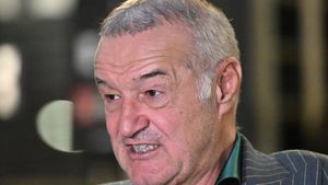Gigi Becali n-a rezistat şi l-a dat afară din echipă la pauza meciului Dinamo - FCSB. Patronul a decis: fotbalistul, out după 45 de minute